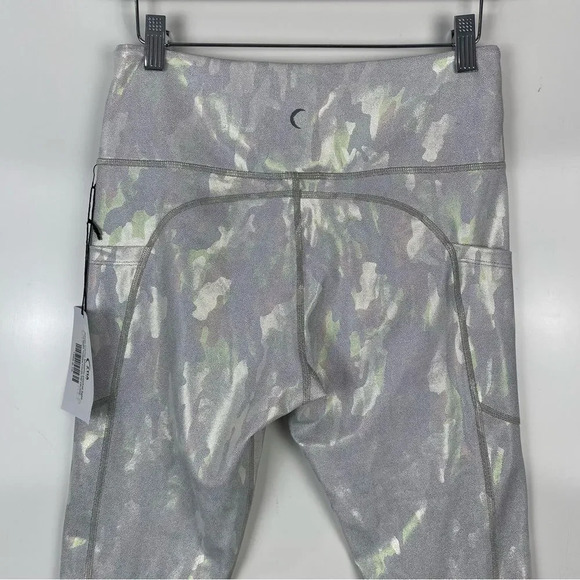 NEW ZYIA Metallic Silver Camo Pocket Light n Tight High Rise Capri Leggings 8-10 - Picture 7 of 10